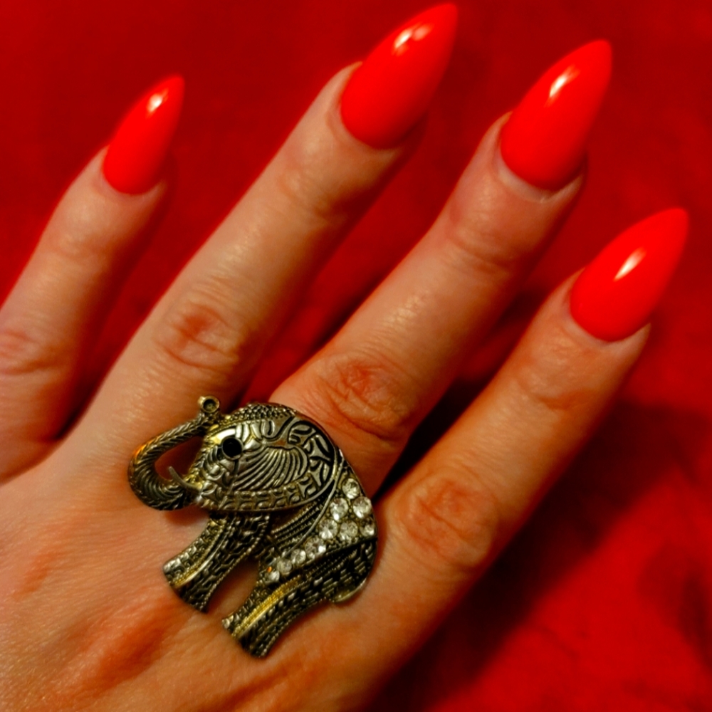 Brass colored elephant ring. His a stretchy band.